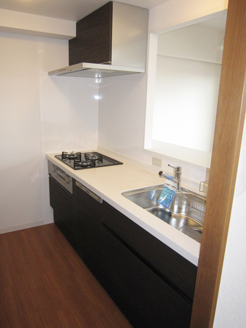 開口を大きくして、会話を楽しめるキッチンに 開口を大きくして、会話を楽しめるキッチンに